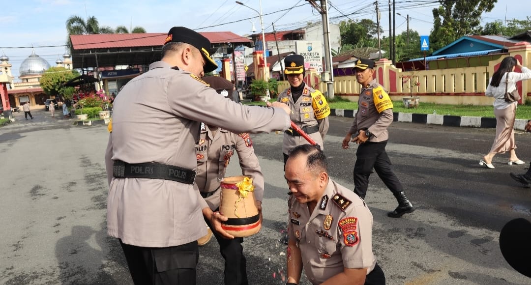 Polresta Deli Serdang Gelar Upacara Kenaikan Pangkat 88 Personelnya*