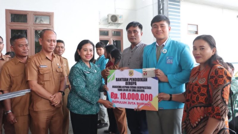 Pemkab Dairi Berikan Beasiswa dan Dana Insentif Untuk Guru Yang Mengajar Di Daerah Tertinggal