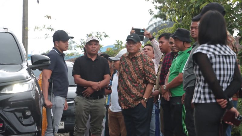 Atasi Keterbatasan Anggaran, Bupati Dairi Ajak Warga gotong-royong Perbaiki Jalan Bersama