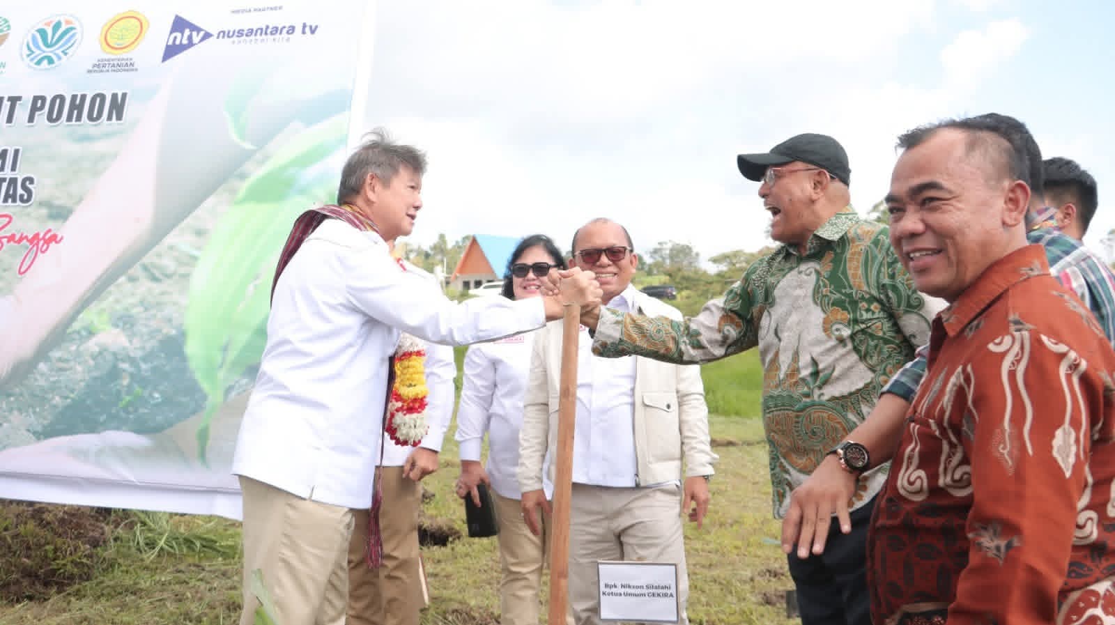 Bupati Dairi Hadiri Penanaman Sejuta Pohon Aren Bersama Utusan Khusus Presiden Bidang Energi dan Iklim