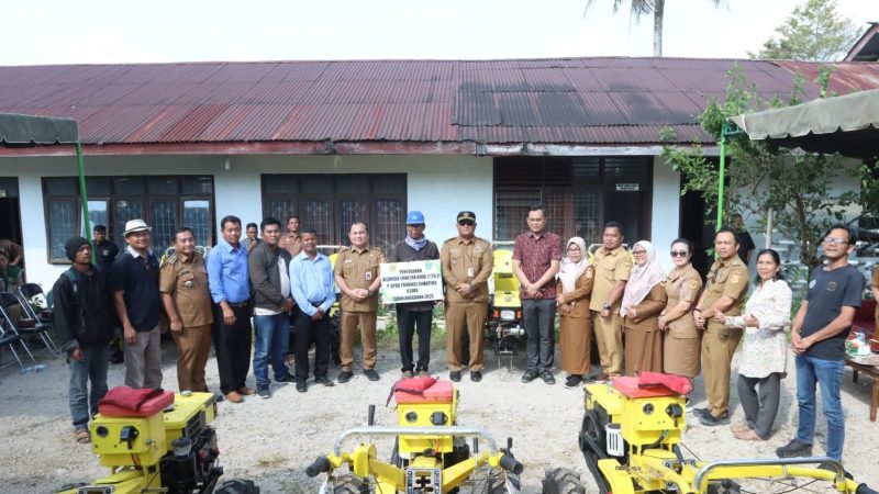 Wakil Bupati Serahkan Alsintan Traktor Roda Dua Kepada 7 Poktan