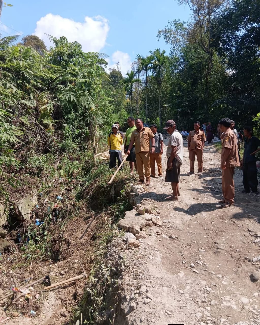 Warga Desa Jumagerat Dusun Buluh Rintang Gelar Gotong-Royong Perbaiki Jalan