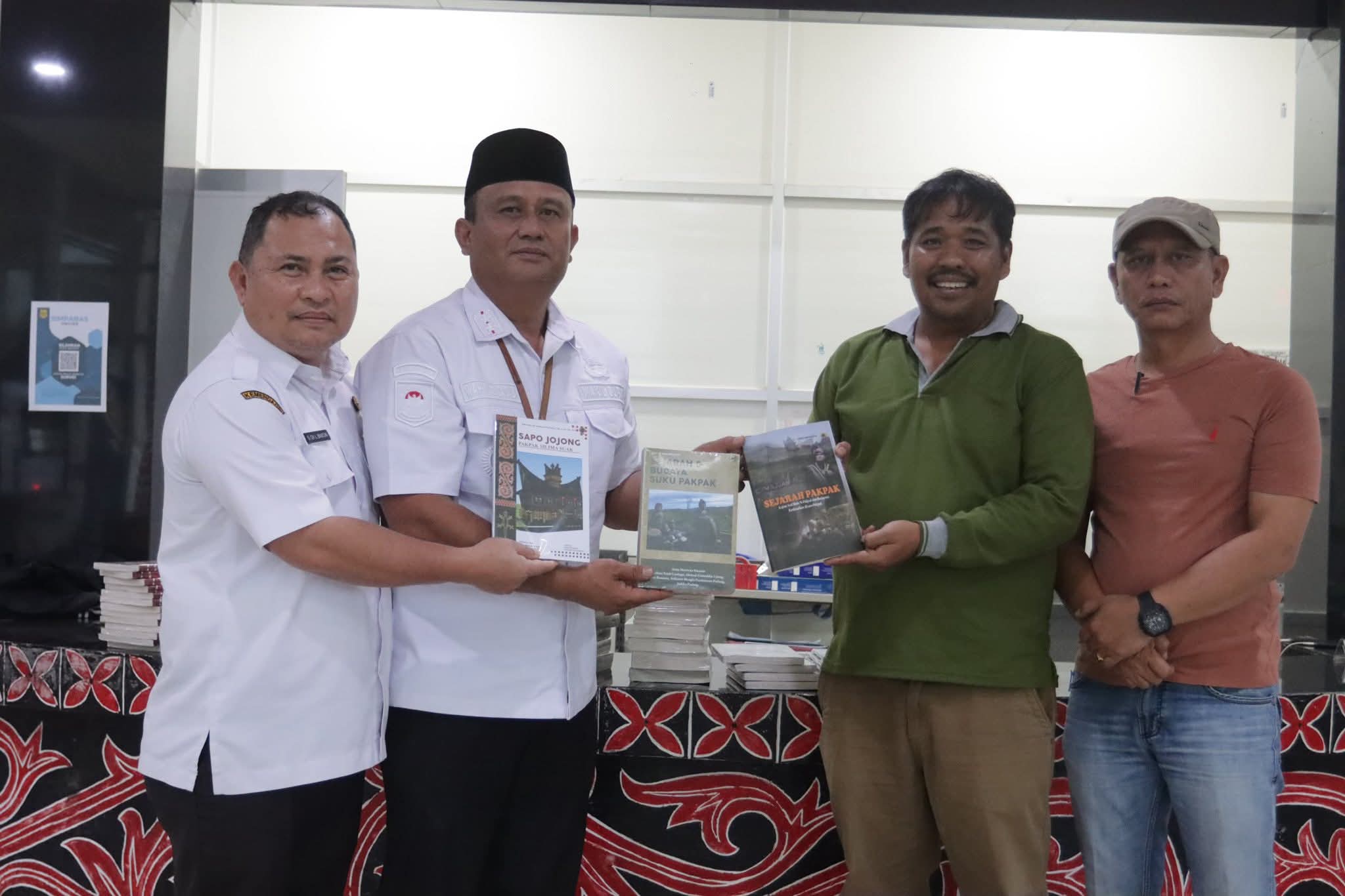 Wakil Bupati Dairi Serahkan Buku Budaya Pakpak dari CV. Genesis Media Online ke Perpustakaan Raja Naga Jambe