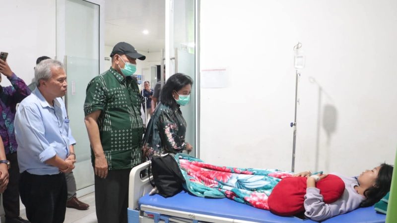 Bupati Dairi Meninjau Langsung Siswa Yang Mengalami Gangguan Pencernaan Akibat MBG