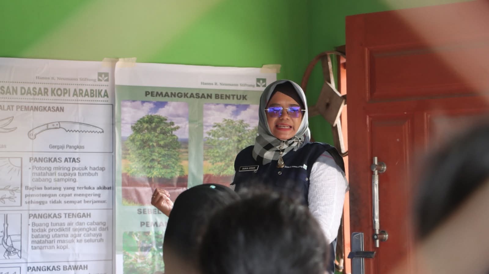 Dinas Pertanian Dukung Sosialisasi Pembuatan POC Bersama HRNS dan Petani Kopi