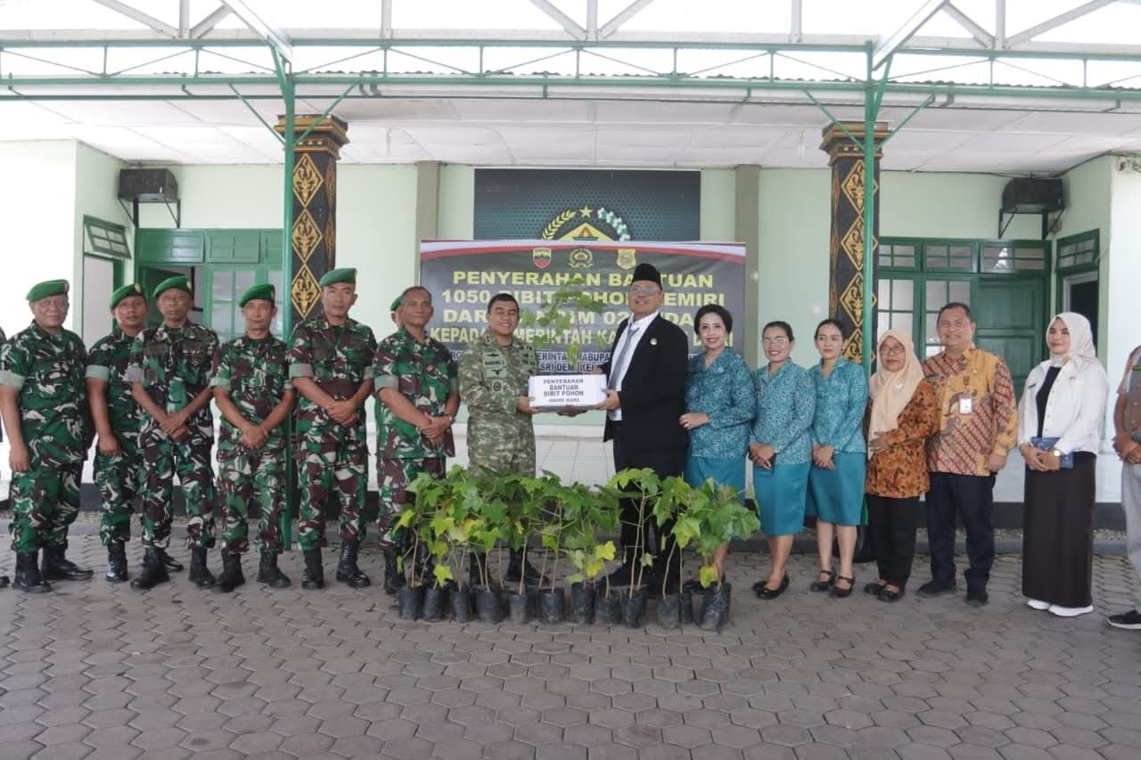 Kodim 0206/Dairi Serahkan 1.050 Bibit Kemiri ke Pemkab Dairi, Wujud Sinergi Sukseskan Program Dairi Asri
