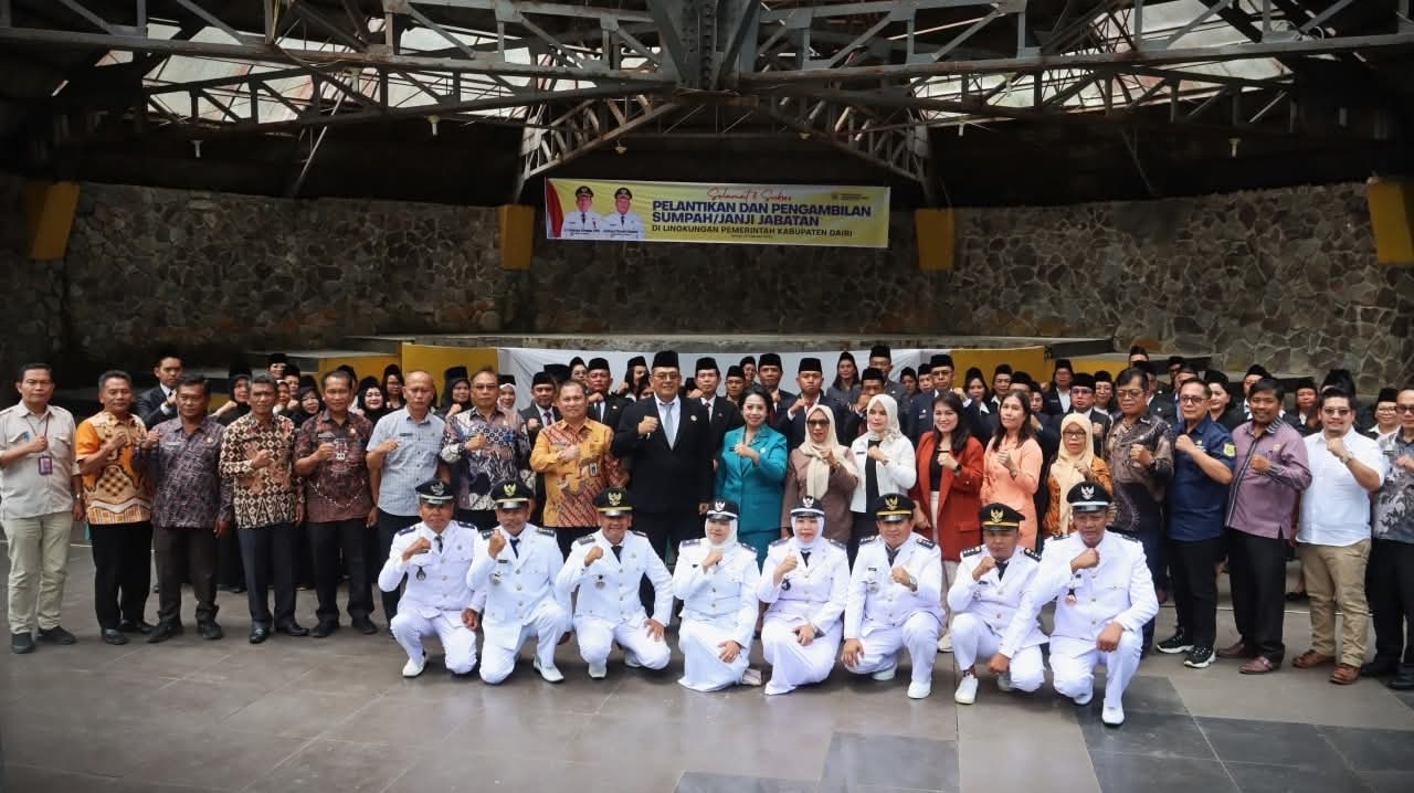 Bupati Dairi Lantik Pejabat Struktural di lingkungan Pemkab Dairi Tekankan Tanggung Jawab Moral Untuk Bekerja Tulus Dalam Melayani Masyarakat
