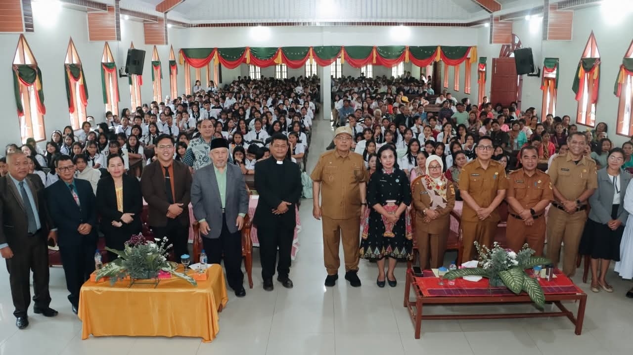 Bupati Dairi Berikan Motivasi Pemulihan Dampak MBG Siswa SMK Swasta HKBP Sidikalang dan Tanam Pohon Alpukat