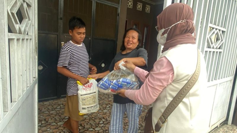 Management Pembangunan Sedu Coffee Desa Sei Rotan Dusun II Berbagi Paket Sembako Kepada Warga