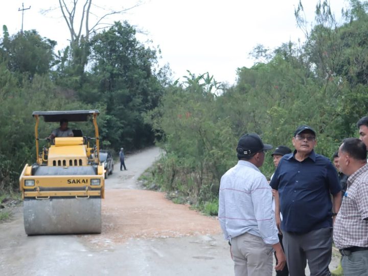 Bupati Dairi Turun Langsung Monitoring Perbaikan Jalan Jrs Sp. Siboras – Dolok Tolong link 054 Sumbul