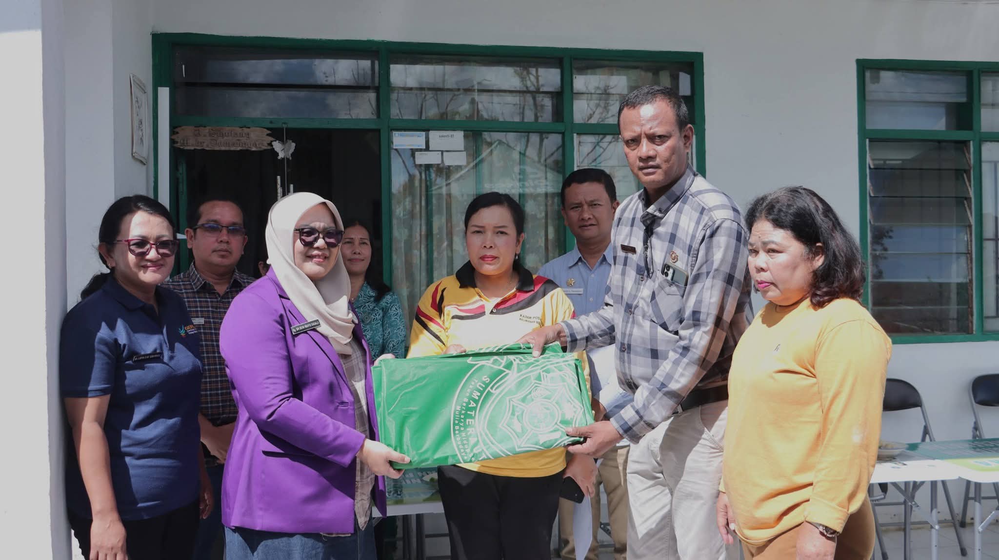 Tim Pembina Posyandu Dairi Pantau Pelaksanaan Posyandu Serta Serahkan Bantuan Mobiler Sarana Posyandu Di Puskesmas Pembantu Sidiangkat