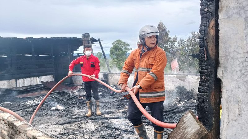 Rumah Warga di Parbuluan IV Dairi Terbakar, Damkar Sidikalang Bergerak Cepat Jinakkan Api
