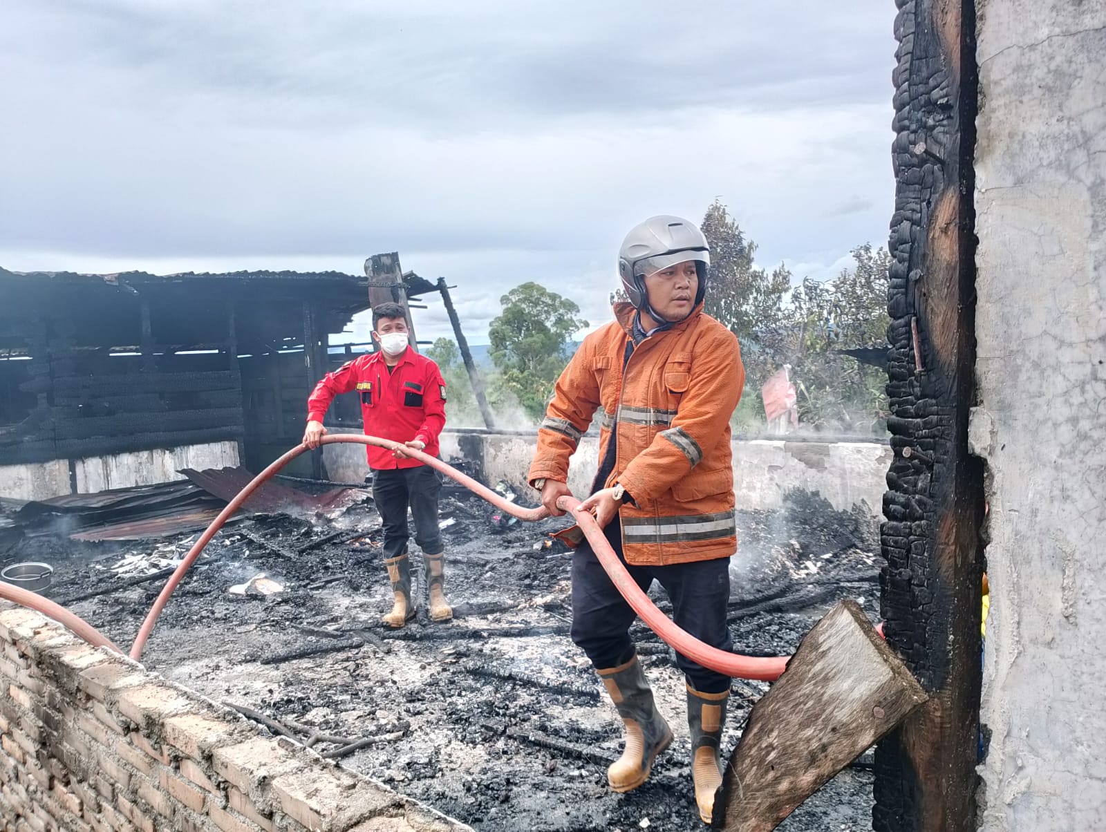 Rumah Warga di Parbuluan IV Dairi Terbakar, Damkar Sidikalang Bergerak Cepat Jinakkan Api