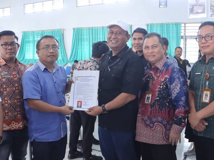 Ketua Satgas Percepatan Program MBG Dairi Serahkan 10 SLHS Kepada SPPG Yang Telah Memenuhi Syarat