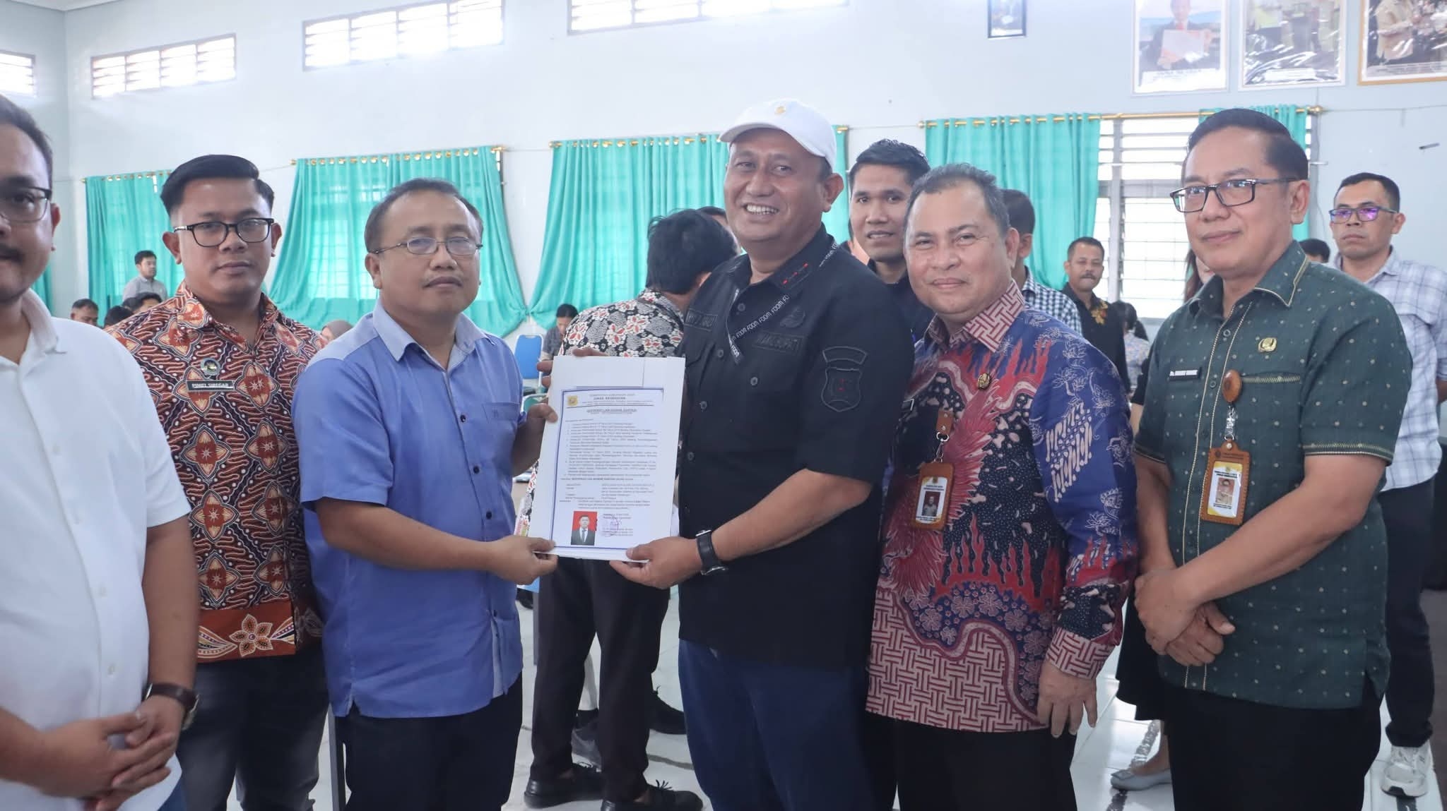 Ketua Satgas Percepatan Program MBG Dairi Serahkan 10 SLHS Kepada SPPG Yang Telah Memenuhi Syarat