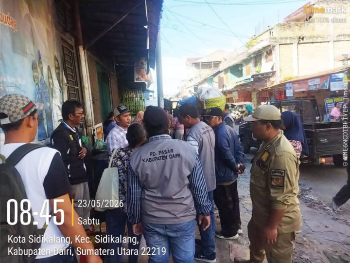 Satpol PP dan PD Pasar Sidikalang Bergerak Lakukan Penertiban PKL Bandel Cegah Kemacetan