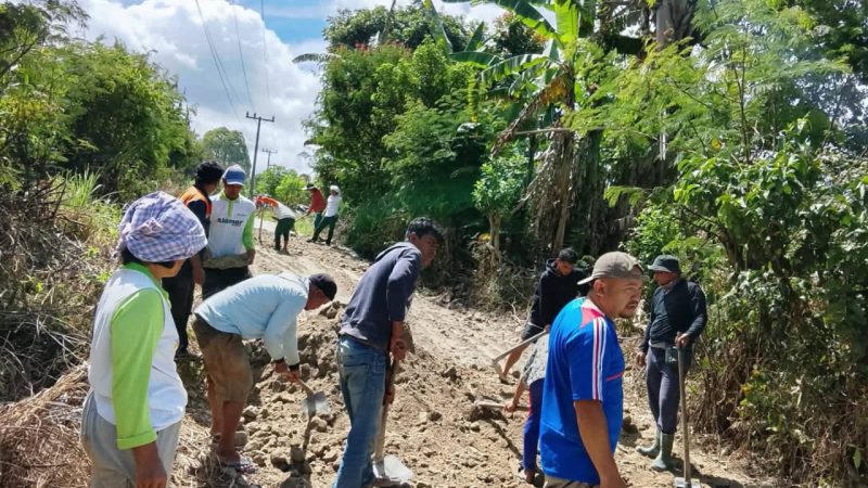 Camat Sumbul Bersama Masyarakat Melakukan Gotong Royong Perbaiki Infrastruktur di Pegagan Julu V
