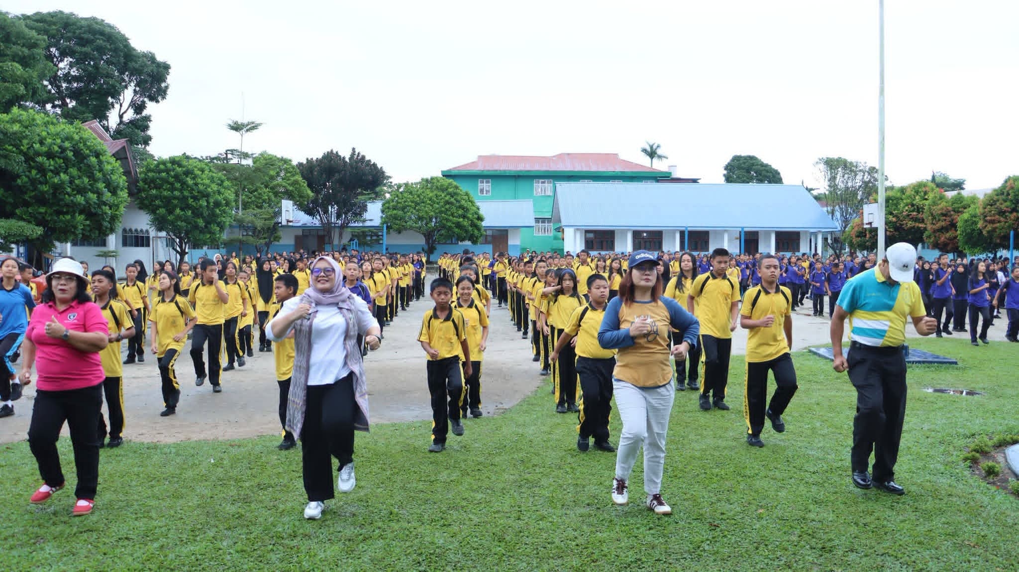 Gerakan Aksi Bergizi Di SMP Negeri 2 Sidikalang, Ketua TP PKK Dairi Bagikan Tablet Tambah Darah Untuk Remaja Putri