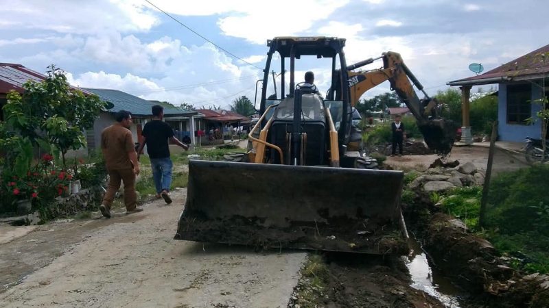 Pemerintah kecamatan Bersama Warga Sumbul, Perbaiki Infrastruktur Desa