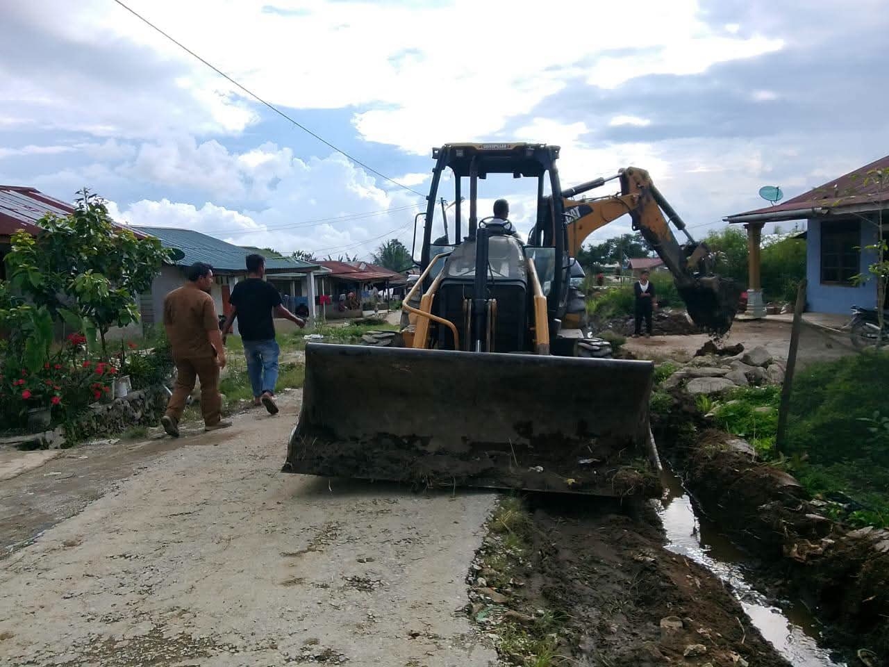 Pemerintah kecamatan Bersama Warga Sumbul, Perbaiki Infrastruktur Desa