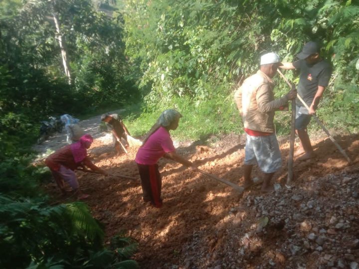 Masyarakat Bersama Pemerintahan Kecamatan Si Empat Hulu Ber Gotong Royong Mewujudkan Program Jatagena