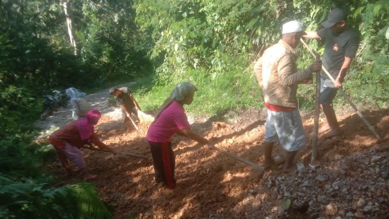 Masyarakat Bersama Pemerintahan Kecamatan Si Empat Hulu Ber Gotong Royong Mewujudkan Program Jatagena