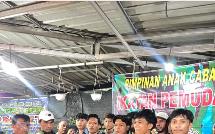 Ketua PAC IPK Percut Bagian Selatan Frendrik mawuntu Menyerahkan Surat Keputusan (SK) Kepada 3 Ranting Sekawasan Percut Bagian Selatan