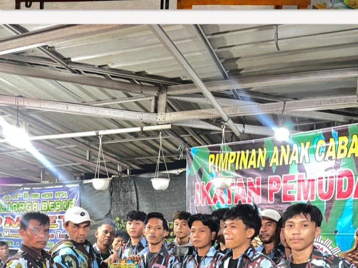 Ketua PAC IPK Percut Bagian Selatan Frendrik mawuntu Menyerahkan Surat Keputusan (SK) Kepada 3 Ranting Sekawasan Percut Bagian Selatan