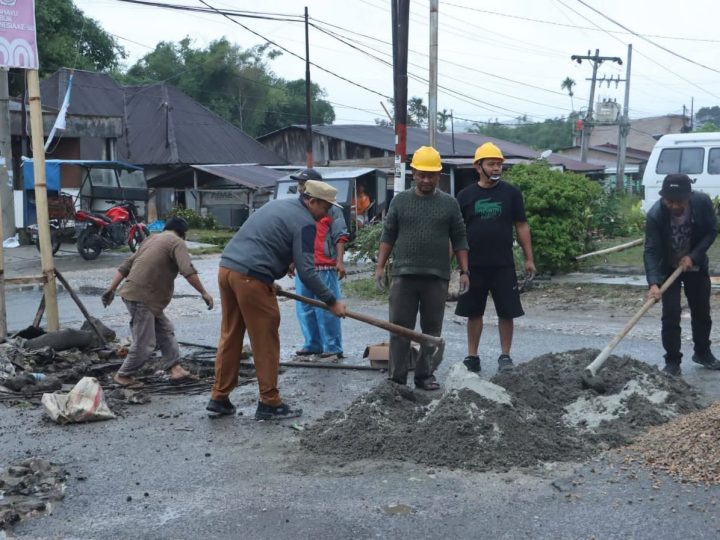 Dukung Program Pembangunan Pemkab Dairi, Yayasan Permata Duma Kasih Perbaiki Plat Beton Amblas Secara Swadaya