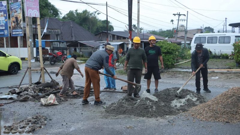 Dukung Program Pembangunan Pemkab Dairi, Yayasan Permata Duma Kasih Perbaiki Plat Beton Amblas Secara Swadaya