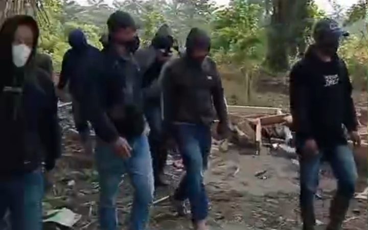 Ratusan Security PT. BSP Kisaran Hancurkan Posko HKTI Asahan di Jalan Tusam