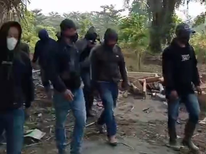 Ratusan Security PT. BSP Kisaran Hancurkan Posko HKTI Asahan di Jalan Tusam