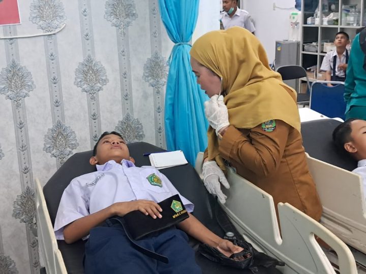 Diduga Keracunan MBG, Puluhan Siswa MTs N2 Kisaran Dilarikan ke Rumah Sakit