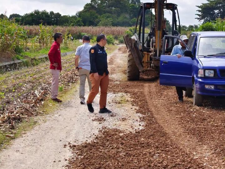 Pemkab Dairi Dorong Gotong Royong, Pelaku Usaha Turut Peduli Lakukan Pemeliharaan Jalan
