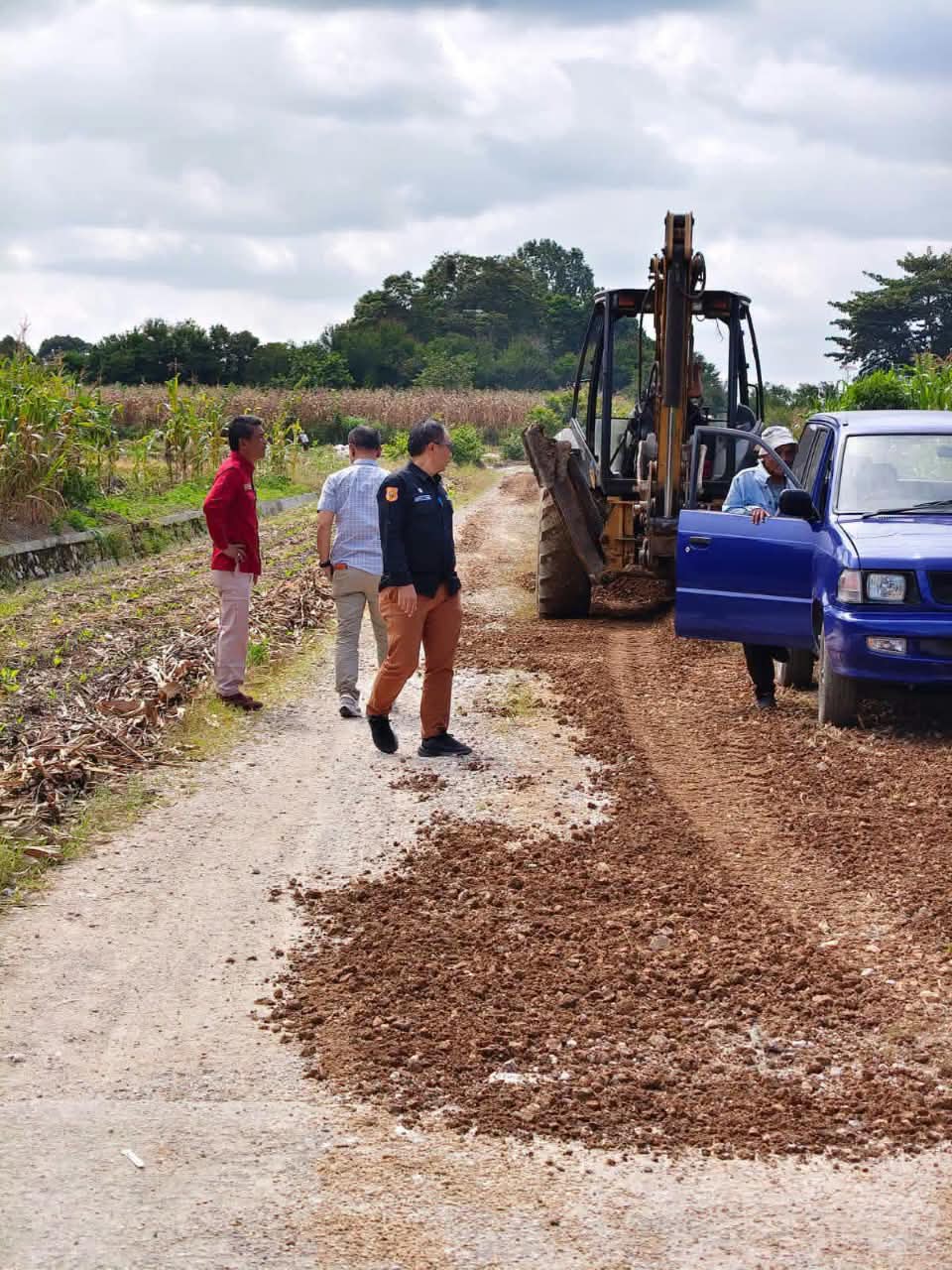 Pemkab Dairi Dorong Gotong Royong, Pelaku Usaha Turut Peduli Lakukan Pemeliharaan Jalan
