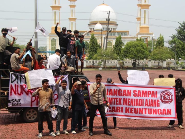Buntut Kegiatan Bimtek 177 Desa, GEMPPAR Demo Kantor Kejaksaan Tuntut Kadis dan Kabid PMD Segera Diperiksa dan Dicopot