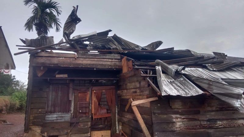 Hujan Deras dan Angin Kencang Mengakibatkan Kerusakan Sekolah dan Rumah di Gunung Sitember