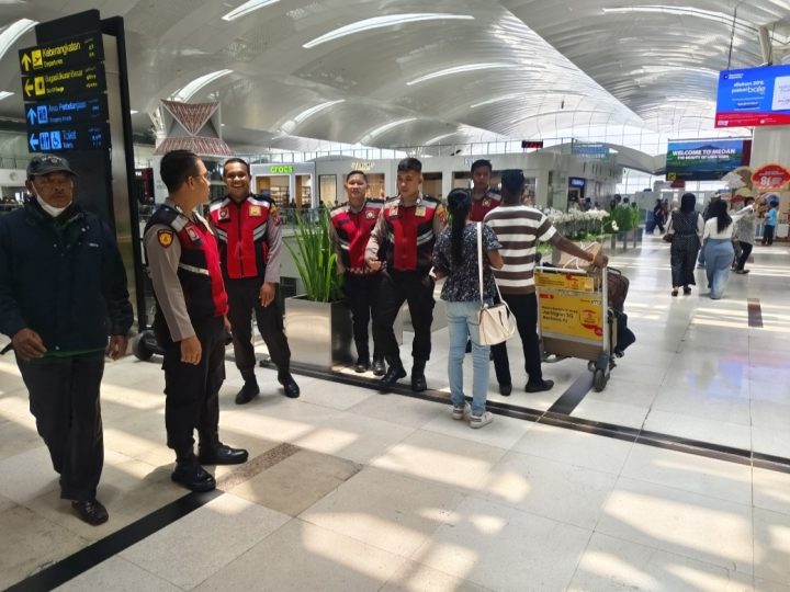 Polresta Deli Serdang Pantau Keamanan dan Berikan Pelayanan Kesehatan Kepada Penumpang Terdampak Pembatalan Penerbangan di Bandara Kualanamu