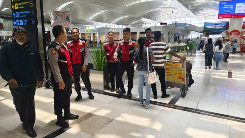 Polresta Deli Serdang Pantau Keamanan dan Berikan Pelayanan Kesehatan Kepada Penumpang Terdampak Pembatalan Penerbangan di Bandara Kualanamu