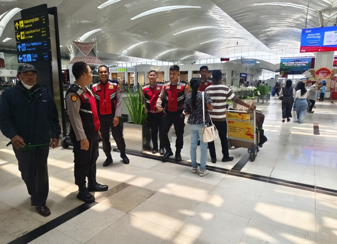Polresta Deli Serdang Pantau Keamanan dan Berikan Pelayanan Kesehatan Kepada Penumpang Terdampak Pembatalan Penerbangan di Bandara Kualanamu