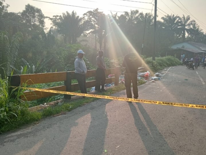 Tanggap Bencana, Polsek STM Hulu Bantu Aktifkan Jalur Alternatif Bersama Masyarakat