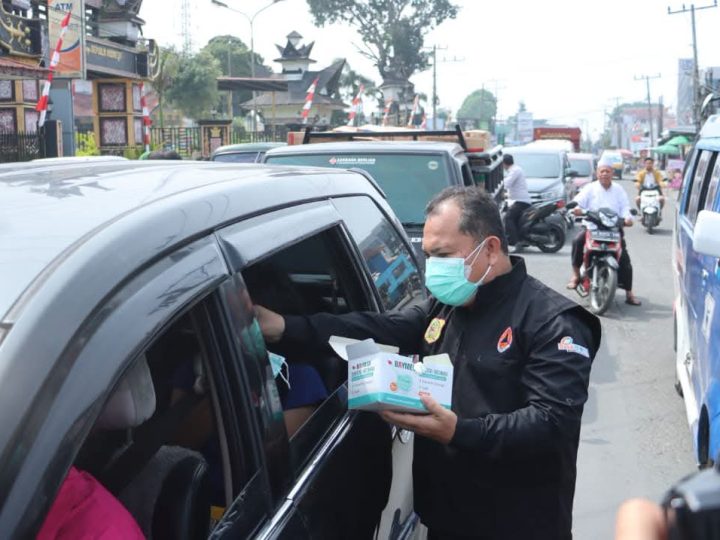 Kabut Asap Selimuti Dairi, Pemkab Dairi Bersama Forkopimda Bagikan Masker kepada Masyarakat