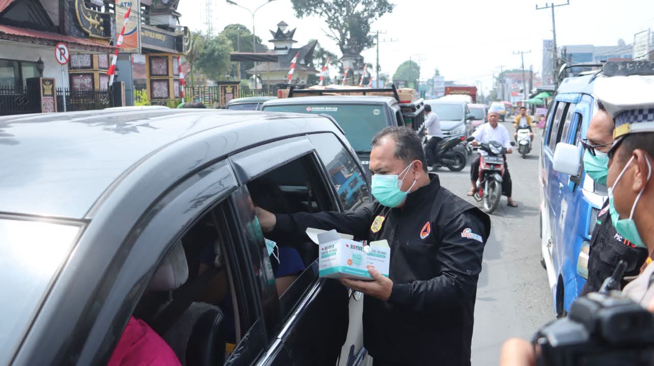 Kabut Asap Selimuti Dairi, Pemkab Dairi Bersama Forkopimda Bagikan Masker kepada Masyarakat